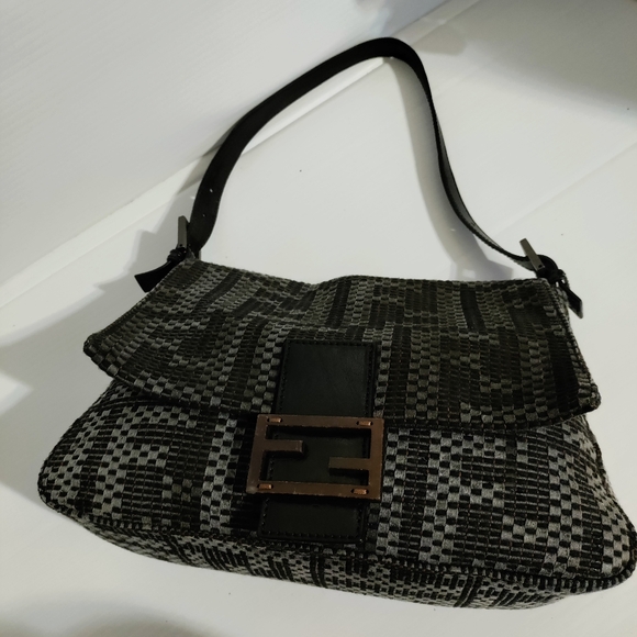 FENDI MONOGRAM WOVEN MAMMA SHOULDER BAGUETTE IN GREY - Picture 3 of 16